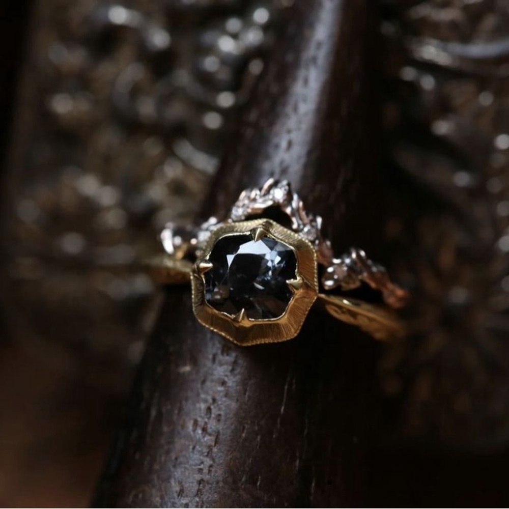 The North Way Studio sceptre ring, 18k green gold and spinel